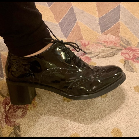 PATENT LEATHER OXFORDS MADE BY EUROPEAN MINELLI! PURCHASED IN PARIS. SIZE 38. - Picture 2 of 7